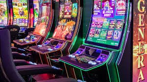 Suasana permainan casino digital modern pada layar ponsel dan tablet